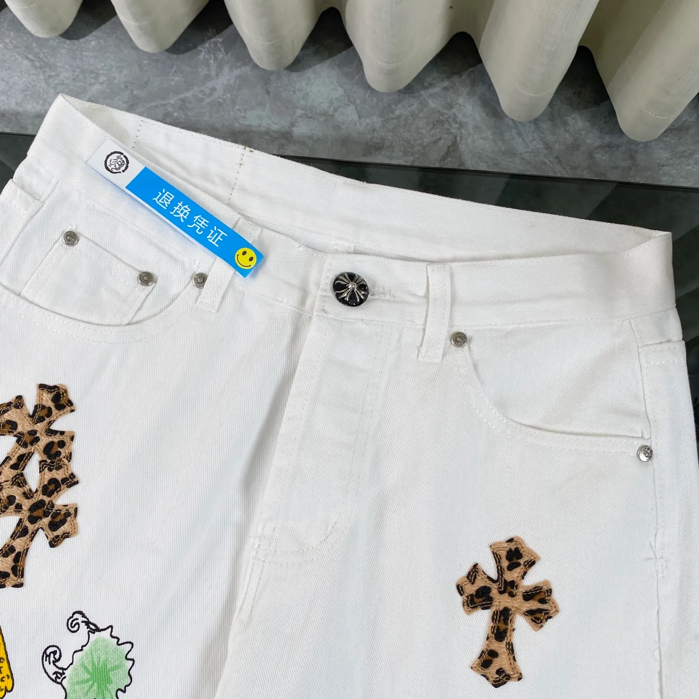 P240 CH Chromehearts Mattyboy graffiti painted leopard print cross patch leather white jeans, price 34W level, patchwork cross pattern embellishment, washed jeans! ! An absolutely high-end luxury product, a 1.9W-level god-level single product, a super popular product, made by top heavy industry, a magic weapon that cannot be missed! [About Zangyin] This is an extremely luxurious fashion brand that can also be called the aristocracy of the high street. It has always been an exclusive brand for some hipsters or rich second generations. Compared with ordinary high streets, it is more luxurious and noble. Compared with luxury brands, it is more fashionable and individual. It has always been a brand that I have a special liking for. [Top heavy industry fashion design] Consistently high-street luxury style. Speaking of this style, the Zangyin family and GU family are definitely the leading representative brands. Especially the Zangyin family has really achieved a state-of-the-art effect in creating high-street style. The unique washed material is used to create this style. The color system is already quite eye-catching. After it is decorated with patchwork cross flowers, it cleverly highlights the charm of the brand. Secondly, this style uses classic The high-waist cutting design highlights the long legs and fashionable temperament of the upper body. The brand is highly recognizable and the slim fit configuration is more suitable for daily wear. It is a product that interprets personality, fashion, and specifications at a glance. This single product is enough to make any fan excited. It can be a white T-shirt for a youthful college style, or a tight suspender for a royal style. It has strong matching ability and can be easily controlled by men.  [Materials and craftsmanship] Needless to say, this point goes without saying. As an excellent craftsman brand, Zangyin’s requirements for details and craftsmanship are really perfect. The washed color of this model has gone through so many processes, not to mention the embellishment of denim appliques. It is also purely hand-made and sewn. Just like what they believe in, only hand-made things have soul and have the meaning of wear. A top-notch heavy-duty fashionable denim item, I look forward to your perfect interpretation! !  Color: white Size: 28-34